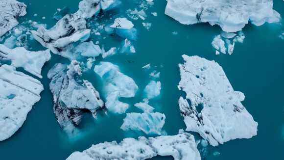 découvrez comment les impacts climatiques influencent le secteur de l'assurance. apprenez les enjeux, les changements de politiques et les nouvelles solutions proposées pour protéger vos biens face aux aléas climatiques.