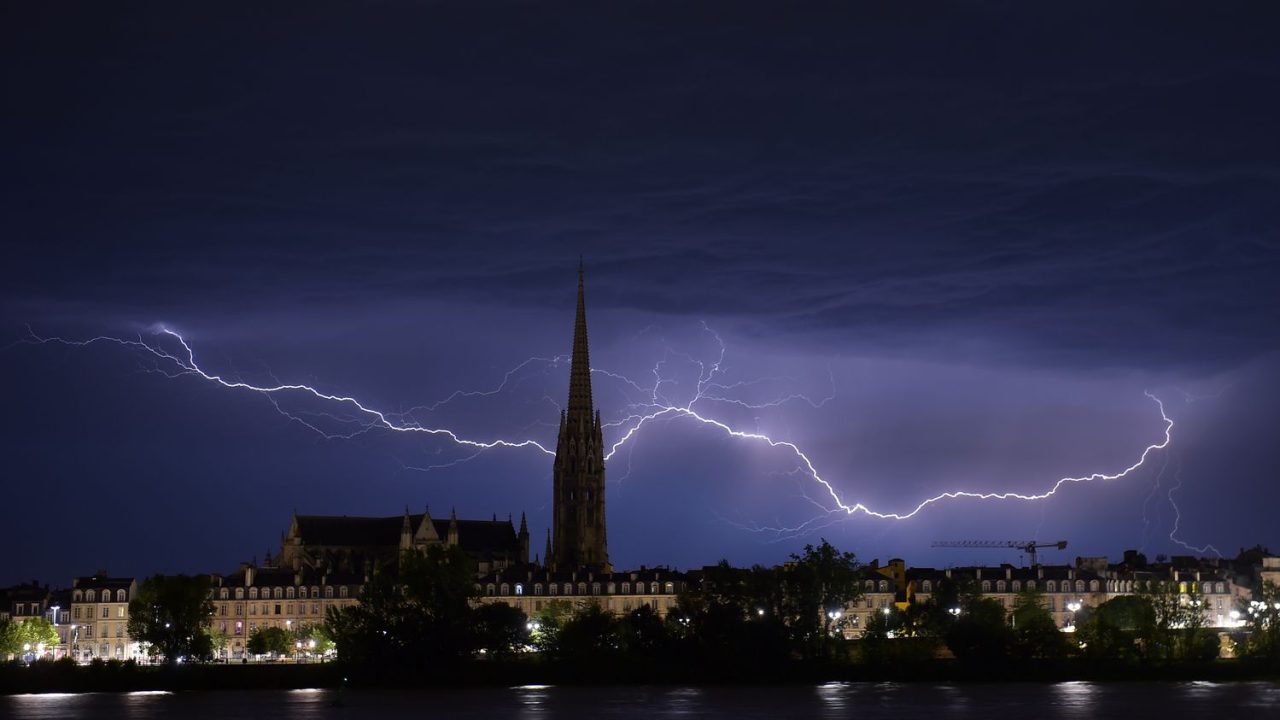 découvrez l'impact des orages dévastateurs en france : analyse des événements marquants, témoignages des victimes et conséquences environnementales. restez informé sur la sécurité et la préparation face à ces phénomènes naturels.