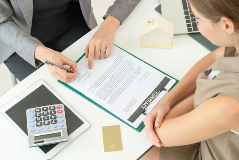 découvrez notre guide complet sur le contrat d'assurance habitation : conseils, garanties essentielles, démarches pour souscrire et astuces pour bien protéger votre logement.