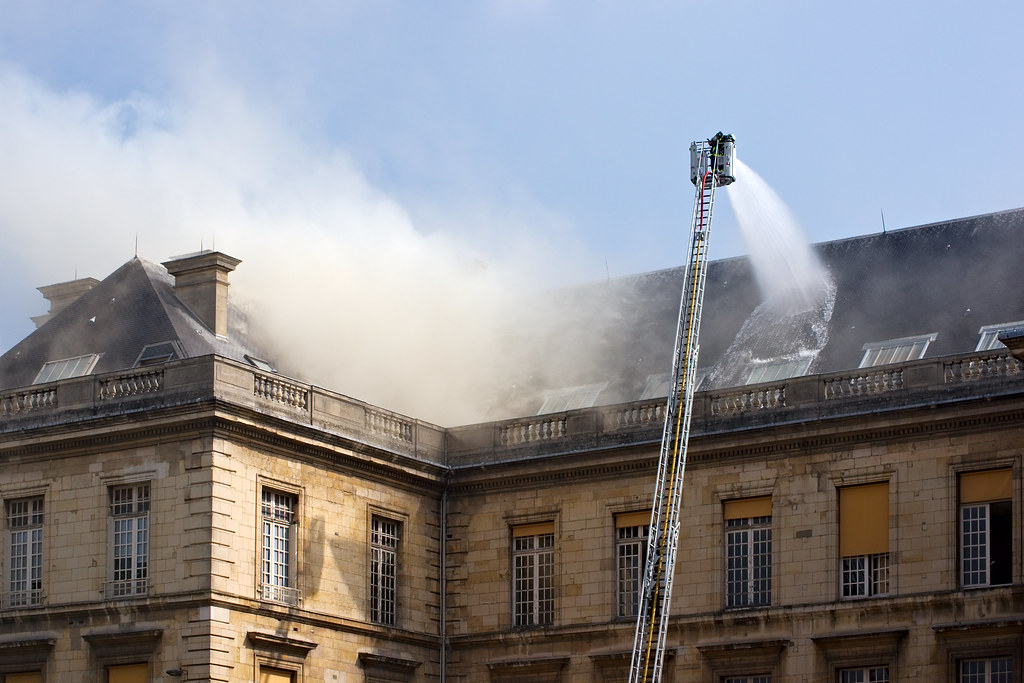 découvrez comment l'indifférence face aux incendies peut aggraver leurs conséquences, et pourquoi il est essentiel d'agir collectivement pour prévenir de tels drames.