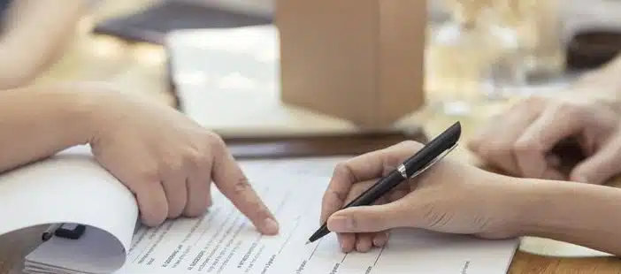 découvrez comment la hausse des tarifs d'assurance habitation et les résiliations se multiplient suite aux catastrophes naturelles, impactant les propriétaires et locataires.