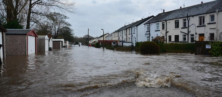 découvrez comment le changement climatique impacte les primes d’assurance et les stratégies adoptées par les assureurs pour s’adapter à ces risques croissants.