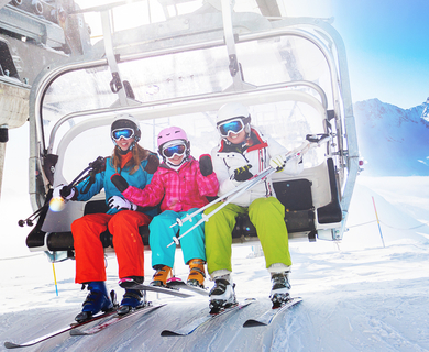 découvrez comment votre carte bancaire peut couvrir vos besoins en matière de sécurité et d'assurance lors de vos activités de ski, pour profiter sereinement de vos vacances.