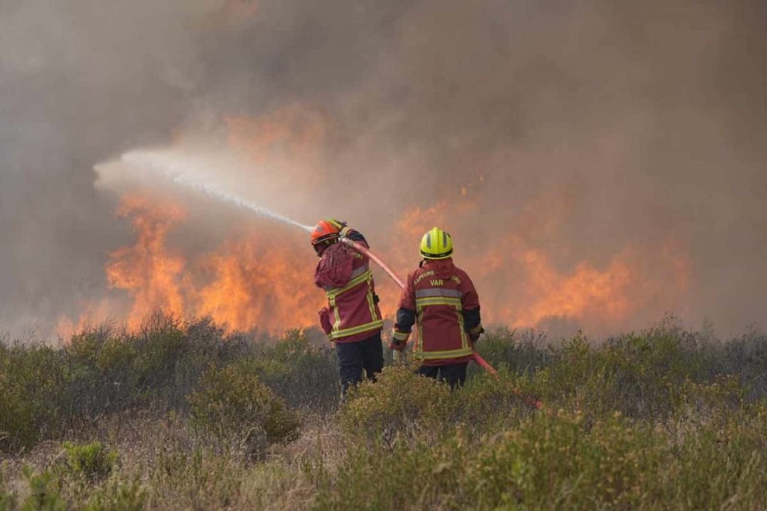 un camping-car prend feu, nécessitant une intervention rapide des pompiers pour maîtriser l'incendie et assurer la sécurité des personnes.