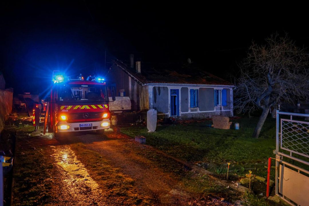 incendie dans le sous-sol d'une maison à champniers : les retraités occupants ont été évacués en sécurité. suivez les détails et les interventions des secours.