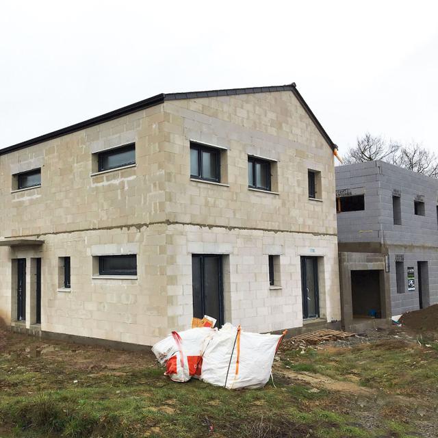 découvrez pourquoi certaines maisons pourraient devenir invendables en 2050 et les facteurs qui influenceront le marché immobilier futur.