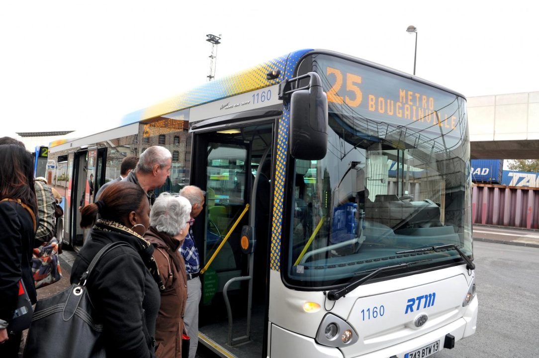découvrez le salaire net de nadia, conductrice de bus à marseille, et les détails de sa rémunération dans le secteur du transport public.