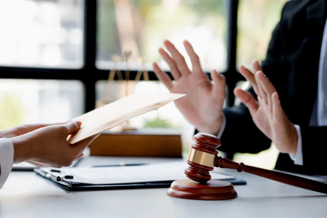 trois californiens reconnus coupables de fraude à l'assurance ont été condamnés à six mois de prison, soulignant la rigueur des sanctions pour ce type de délit.