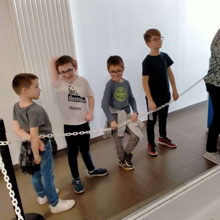 les élèves explorent la maison des dangers pour apprendre à identifier et prévenir les risques du quotidien de manière ludique et éducative.