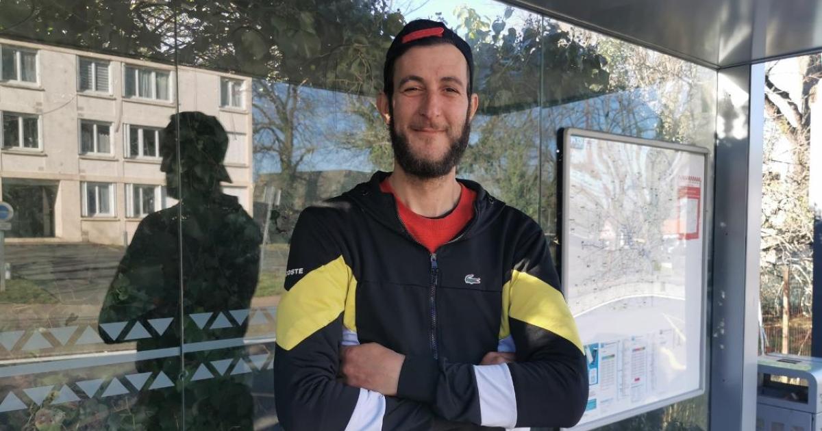 un jeune héros courageux sauve une famille en danger près de bordeaux, racontant une histoire poignante de bravoure et de solidarité.